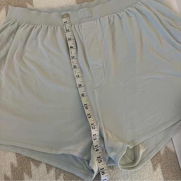 SKIMS Boyfriend Loose Boxer Short, XL, Frost - Picture 6 of 10
